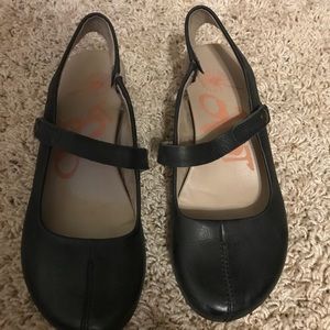 OTBT size 9 Black shoes